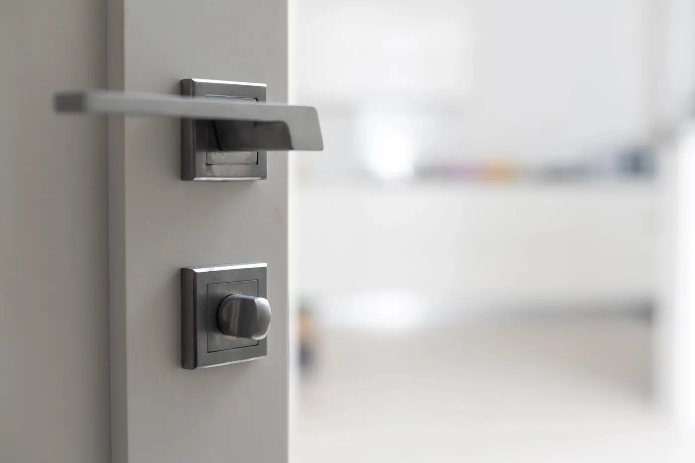 Poignée et verrou à condamnation sur une porte d'appartement asniérois